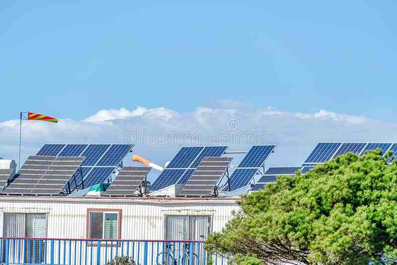 Are free solar panels a con?