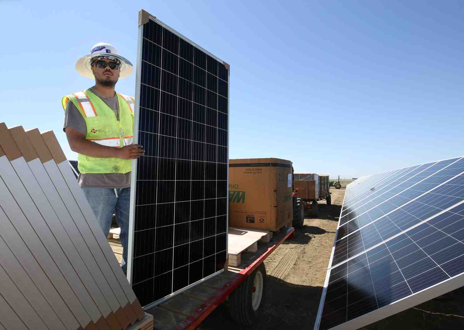 Does SDG&E buy back solar power?