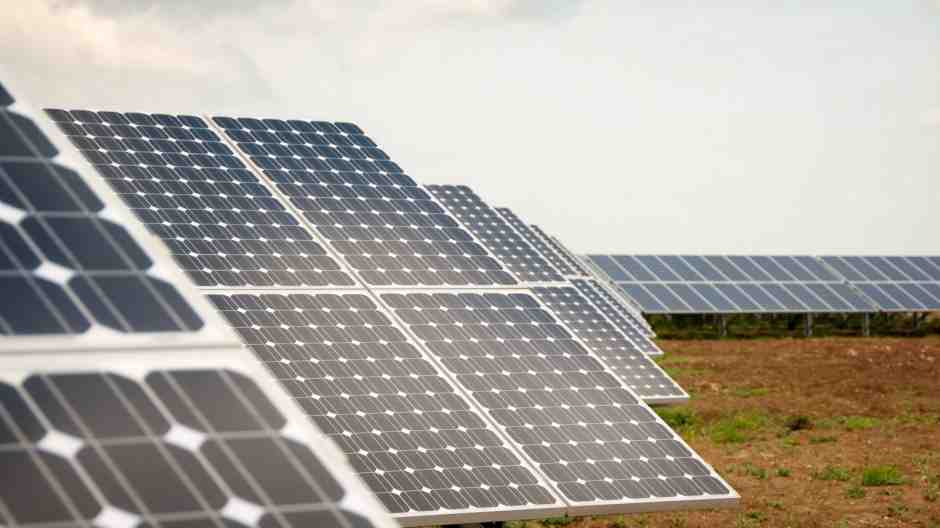 How does a solar cell produce electricity Class 6?
