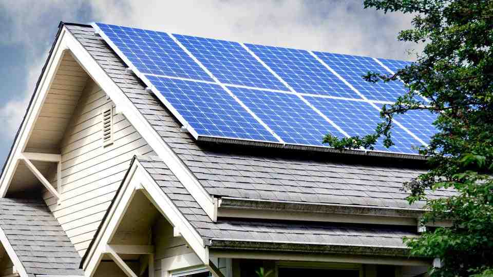 What are 10 advantages of solar energy?