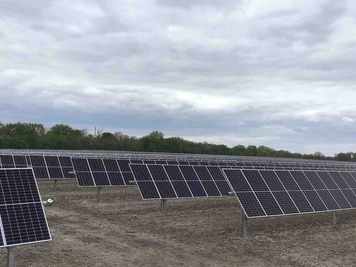 How many solar panels do you need for a solar farm?