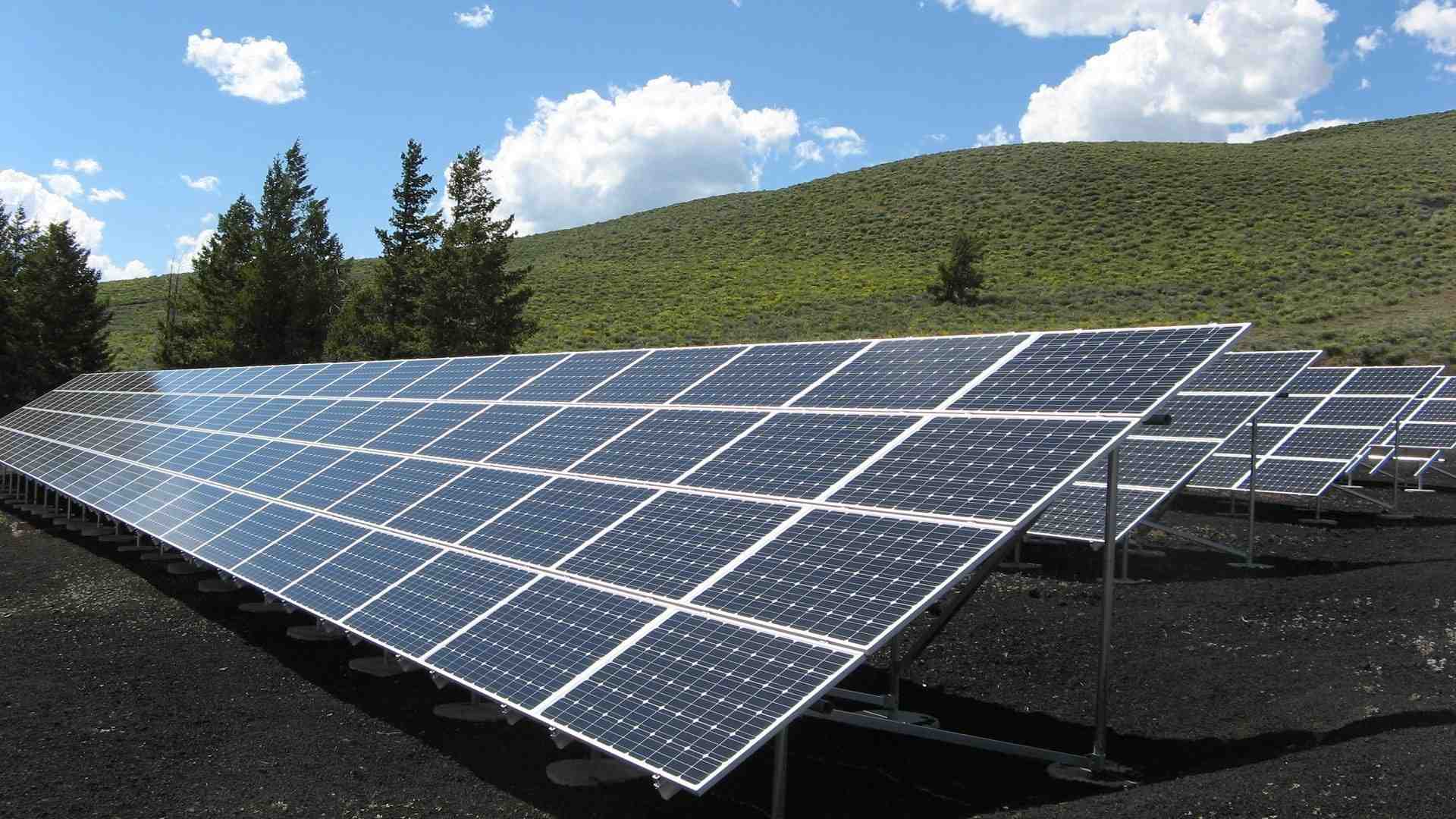 How much power a solar panel generate in a day?