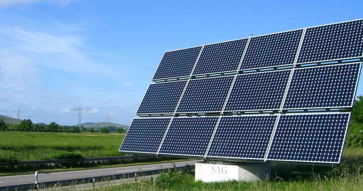 What are 3 advantages of solar power?