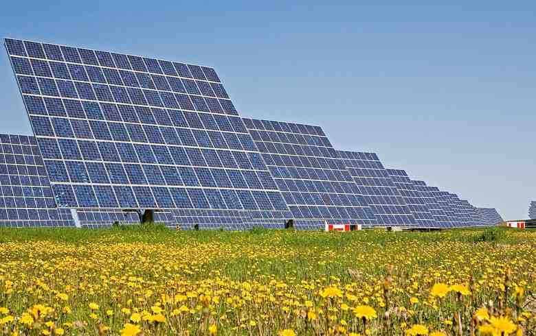 What is the largest solar farm currently in operation in Wisconsin?
