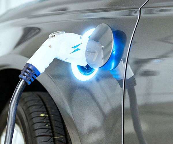 Inexpensive battery charges rapidly for electric vehicles