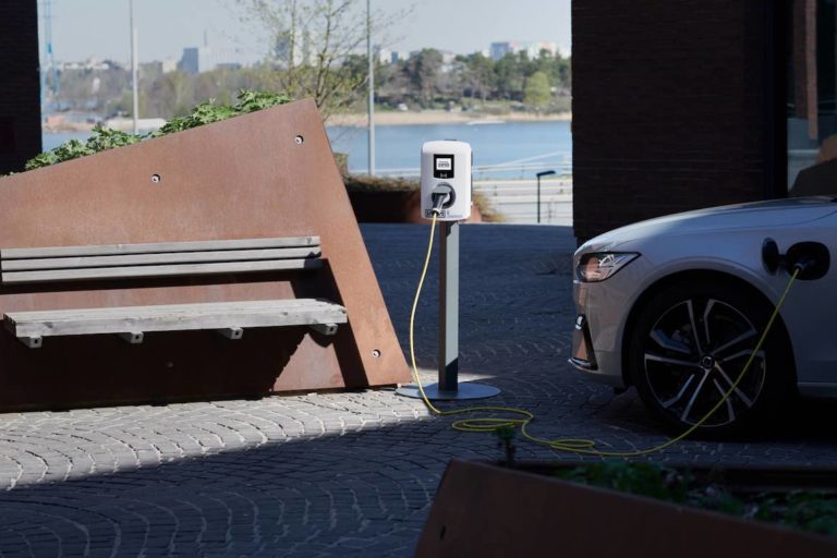Solar and storage developer shifts to 'batteries on wheels' in smart charging deal