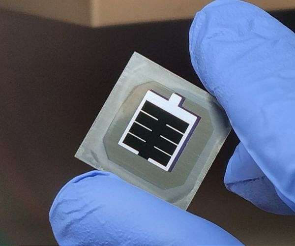 Molecular contacts push tandem solar cells to 31.4 percent efficiency